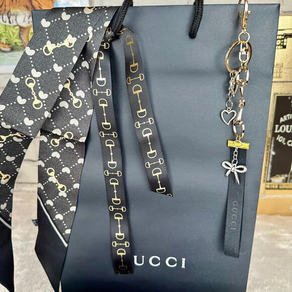 Gucci box and gift bag set. New! Great for gifts. - Picture 5 of 7